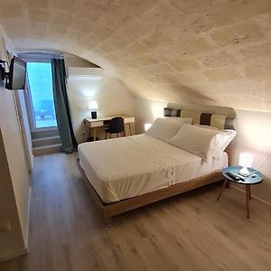 Lithos Rooms